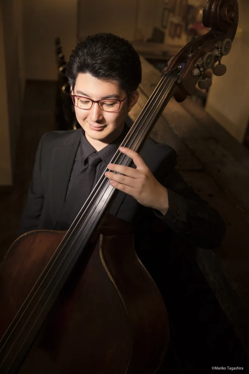 伊藤翔匠 コントラバスを持つ写真